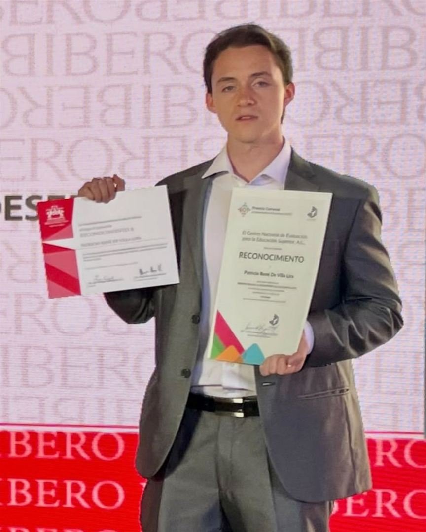 Patricio De Villa recibiendo el Premio CENEVAL en la Universidad Iberoamericana